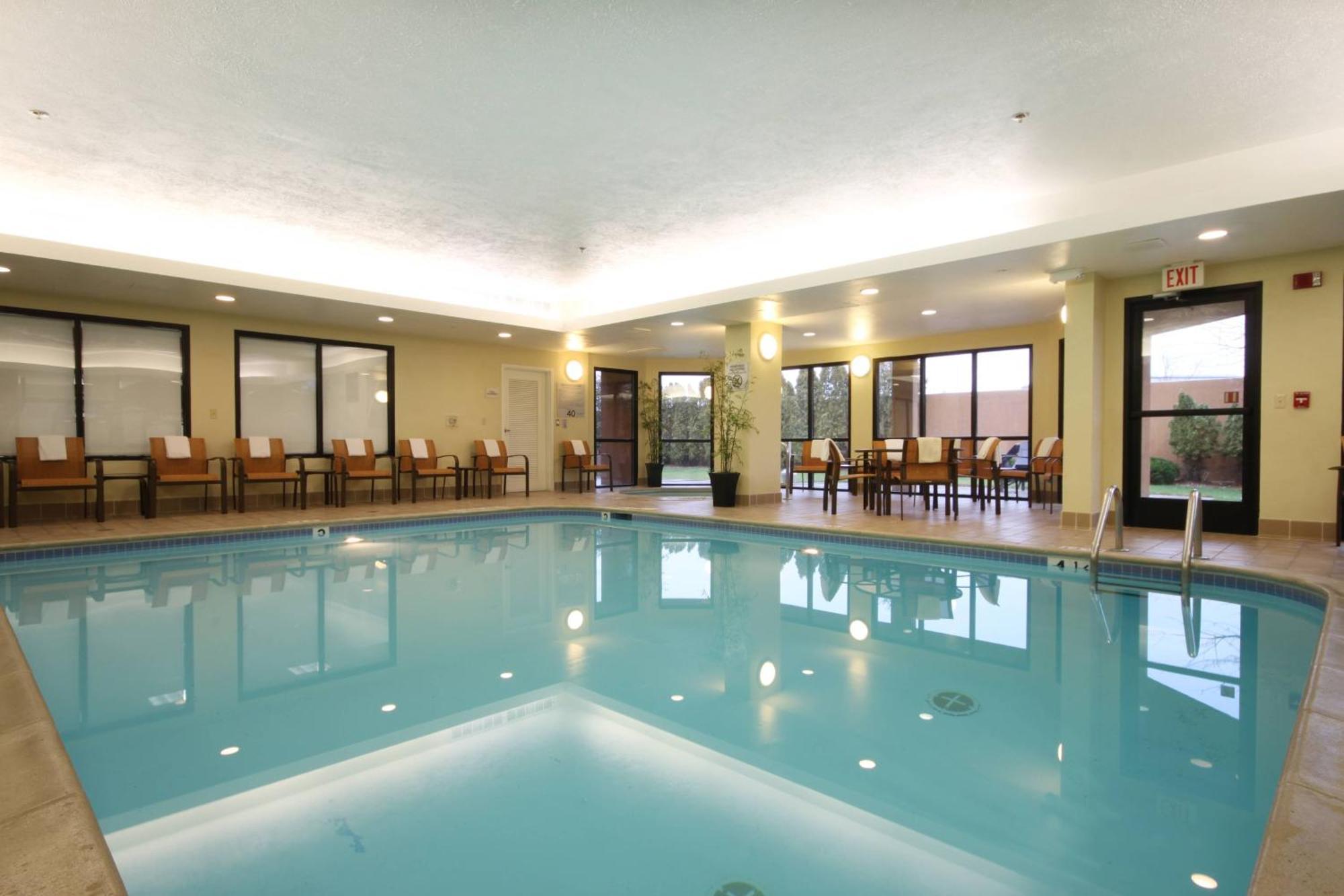 Отель Courtyard By Marriott Flint Grand Blanc Экстерьер фото