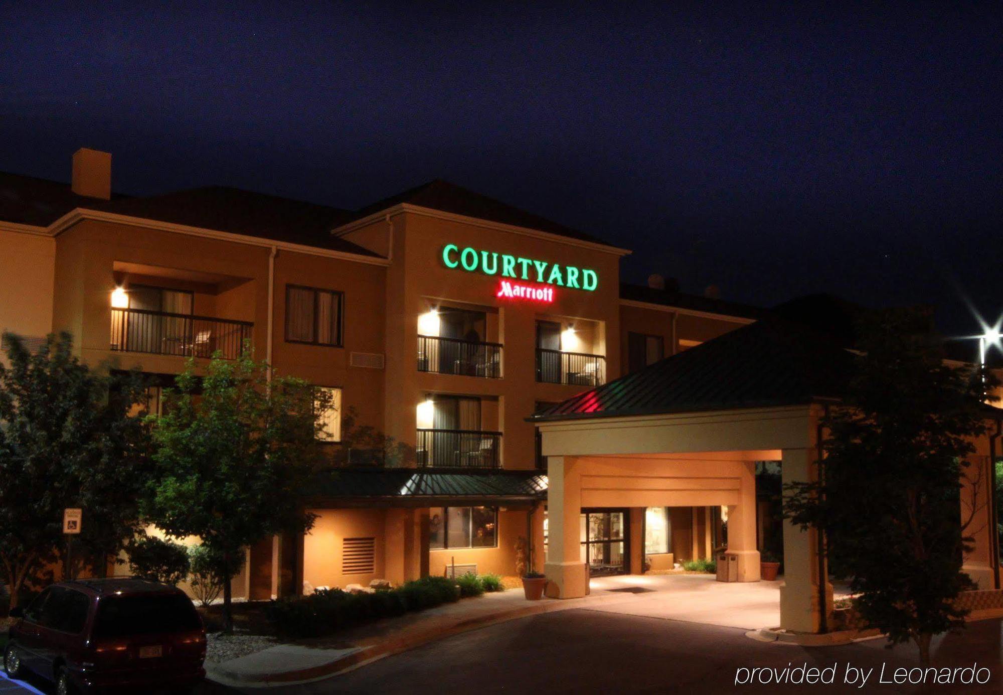Отель Courtyard By Marriott Flint Grand Blanc Экстерьер фото